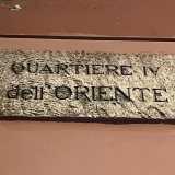 La scritta � l� da 95 anni e fa riferimento al periodo in cui i quartieri Madonnella, San Pasquale e Carrassi vennero uniti sotto un unico nome, andando a comporre il quarto rione cittadino, che si affianc� al centro storico (San Nicola), al centro (Murat) e alla zona occidentale di Bari (Littorio)
